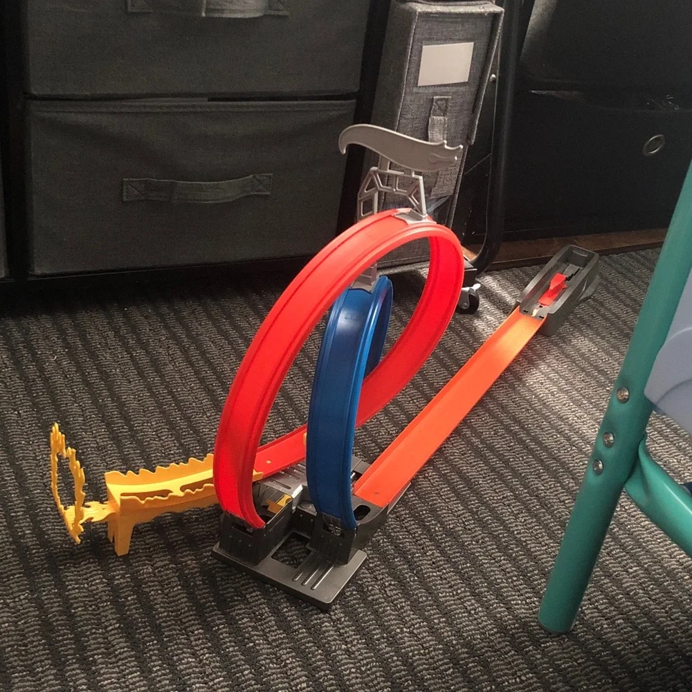 🦅 Hot Wheels Thrill Loop Launcher - Picture 1 of 10